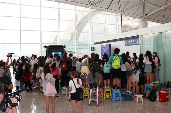 韩团XEO成员离港 粉丝热情道别