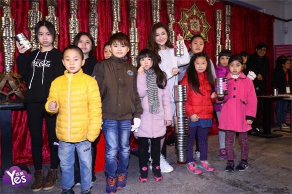 Selina与小朋友手一起作铁罐花灯 透露下半年或将出新专辑