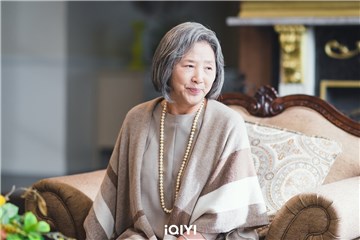 韩剧《谢幕》姜河那时隔3年相遇《山茶花开时》的她 难忘彼此「一见面就紧紧拥抱」