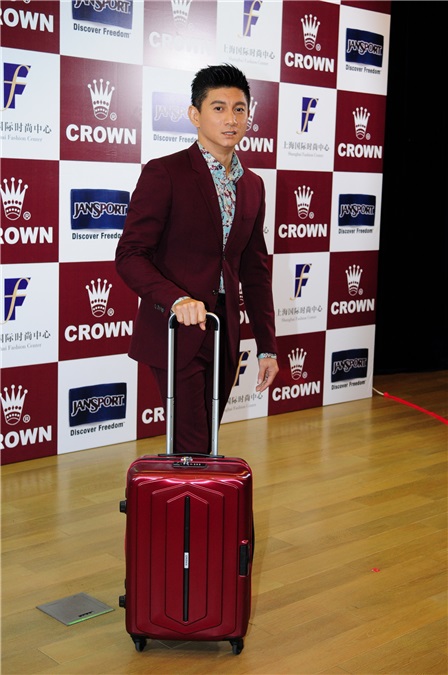 吴奇隆出席CROWN行李箱代言活动 与粉丝合影甘当「人肉背景板」