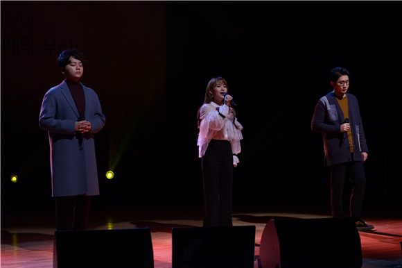 韩国组合URBANZAKAPA携新曲《那时的我,那时的我们》举行SHOW CAS
