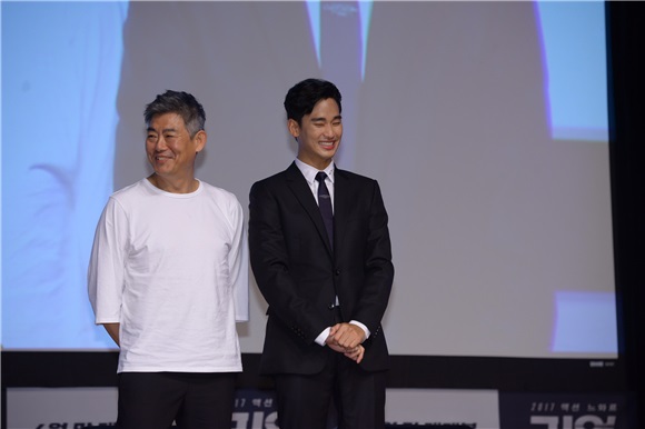 〈Yes首尔现场〉金秀贤睽违大荧幕四年 以《Real》强势重返大荧幕