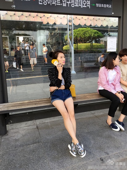 李念韩国街头长腿吸睛 引网友猜想再度合作欧巴