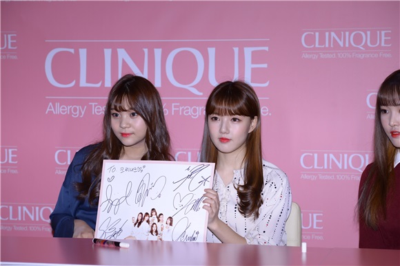Clinique举办签名会 GFriend集体清纯亮相