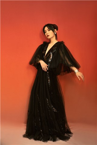 周笔畅亮相时尚活动 黑色纱裙梦幻轻灵编织鎏金美梦