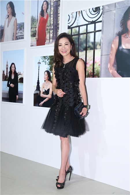 〈Yes 台北现场〉杨紫琼小黑裙美美亮相 优雅享受下午茶