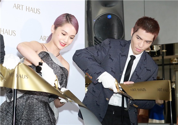 杨丞琳与萧敬腾为《ART HAUS》开幕剪彩