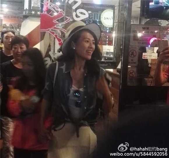 章子怡甘当「女儿奴」 陪小苹果逛街吃大餐
