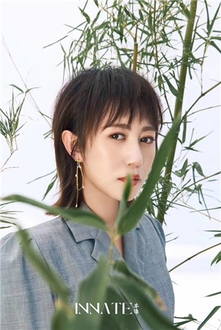 马丽竹林写真 淡雅长裙悠然清爽彰显知性魅力