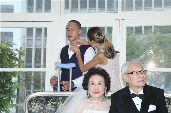 何润东与老婆和爸妈一起拍摄结婚周年纪念照
