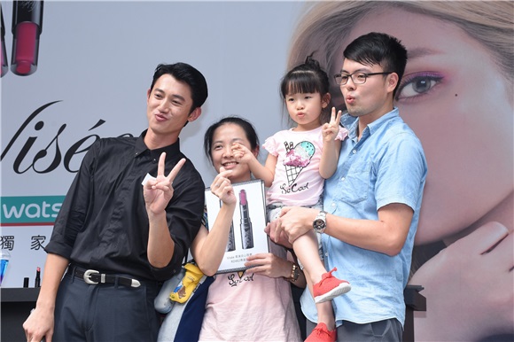 吴慷仁帅气出席彩妆活动与粉丝近距离互动