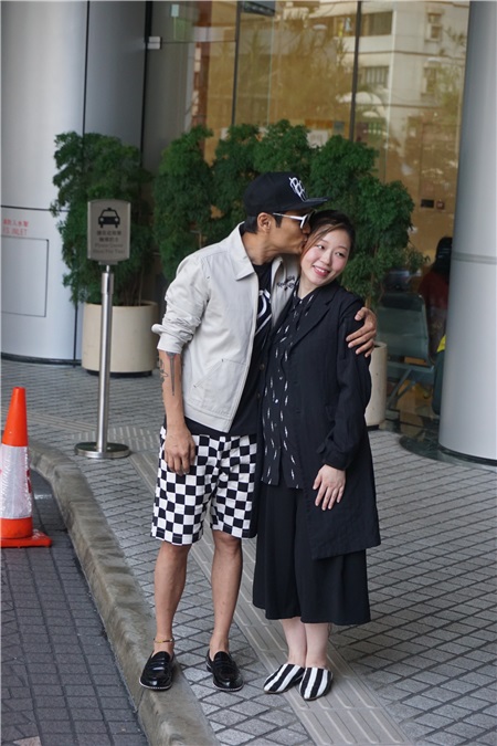 杜德伟、太太李晓冰「产後出院见记者」