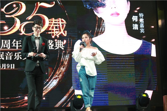 何洁着露肩装性感优雅 开怀大笑一秒破功