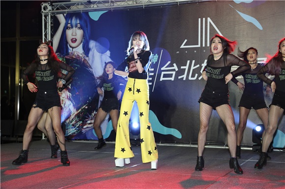 孟佳出席媒体见面会
