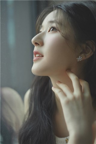 甜心少女赵路思清新碎花吊带裙   海藻微卷长发元气满满