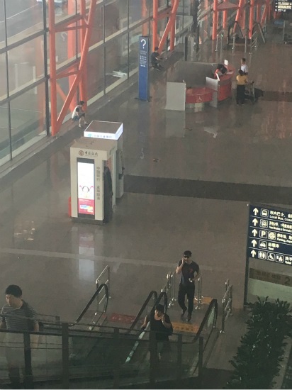 路人机场偶遇王千源 低调影帝气场强
