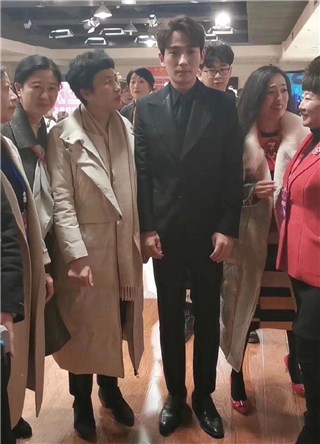 热情阿姨抢合影  朱一龙慌成人形立牌 ！