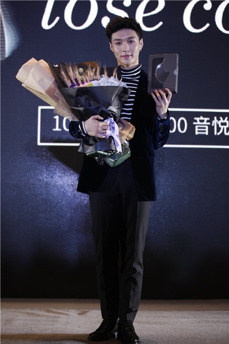 张艺兴发首张个人专辑 喜欢可依靠的女生