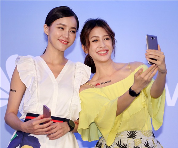刘奕儿一身活泼亮丽的造型出席手机活动