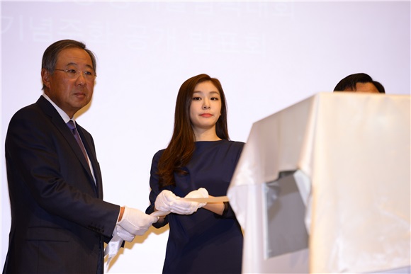 金妍儿助阵冬奥会活动 再现优雅女王POSE