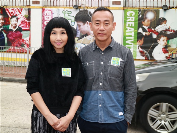 11月21日,香港演员林保怡与歌手蔡立儿在九龙塘约道14号地下约克中英文幼稚园门外出席《至FIT安全驾驶大行动》派发福袋活动,二人在街头找一些职业司向他们讲解安全驾驶的正确观念及向他们派发纪念毛巾,希望各界职业司机在工作时安全驾驶。