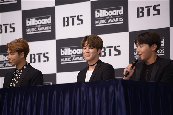 BTS Billboard获奖纪念记者会 Jin世界级帅脸获认证