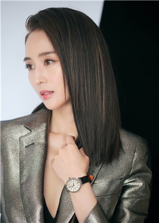 张钧甯金属色西装造型 又A又酷彰显优雅气质