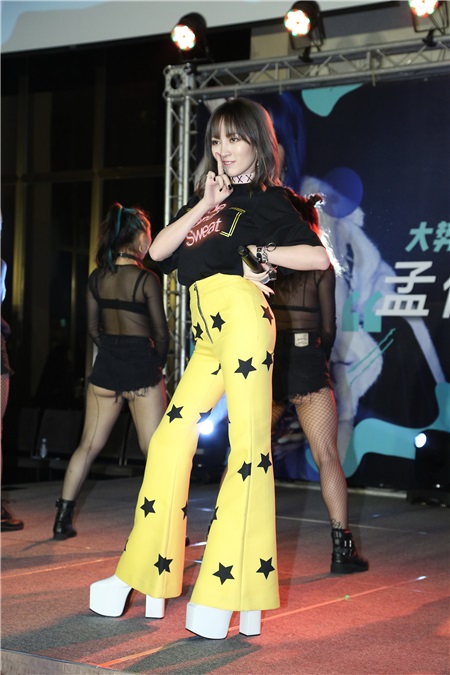 孟佳出席媒体见面会
