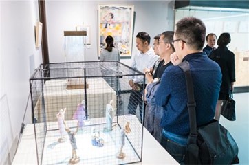 展览开幕首日,便已吸引了不少参观者