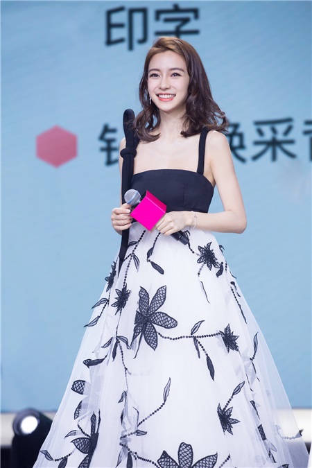 Angelababy黑白礼裙优雅亮相 现场即兴演唱惊艳粉丝