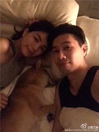 Ella老公晒照秀恩爱 爱犬同床引网友争议