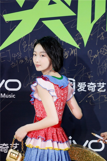 周冬雨获「年度最佳电影女演员」 彩虹裙显娇小可人