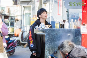 大张伟和老板热情唠嗑