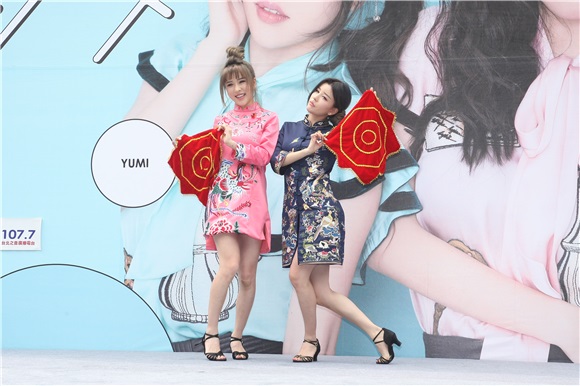 By2举办《爱又爱LOVE²》签唱会