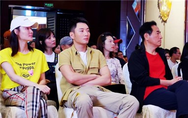 李东学新剧《奋进的旋律》开机 合作老戏骨引期待