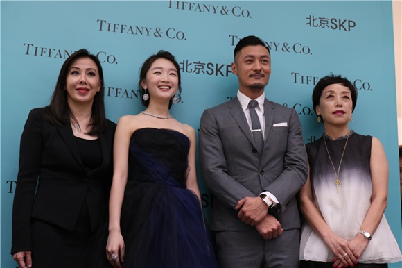 「宇宙夫妇」合体出席Tiffany活动 余文乐「老司机」频频逗乐周冬雨互动暧昧默契