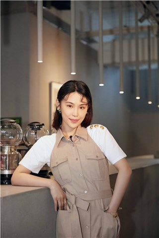 韩丹彤综艺写真大片曝光 知性优雅演绎短发工装风