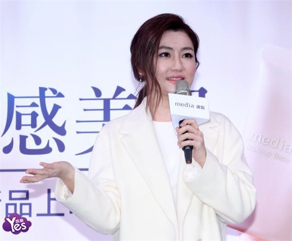 〈Yes 台北现场〉Selina纯白装备亮相活动 甜笑不断尽显青春靓丽