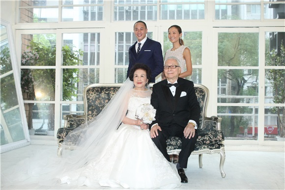 何润东与老婆和爸妈一起拍摄结婚周年纪念照