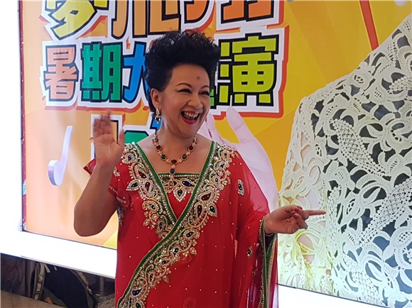 薜家燕出席艺术中心暑期大汇演
徐小鳯
现身支持