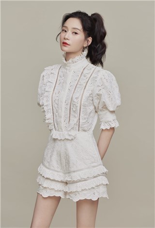 王媛可秀神仙美腿 获赞“行走的腿精”