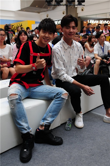 《贴身校花》粉丝见面会 SNH48萌妹子携朱元冰、赵顺然大玩自拍