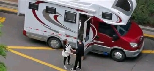 赵又廷高圆圆片场手拉手    完美诠释了心里眼里都是你