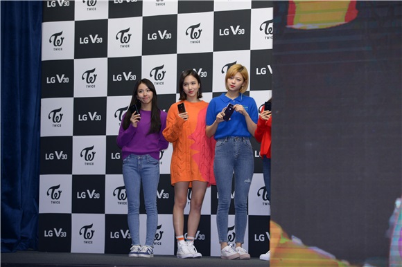〈Yes首尔现场〉TWICE出席手机代言活动 青春活力四射