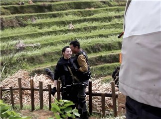 白百何新戏路透照曝光 黑色制服飒爽帅气状态好