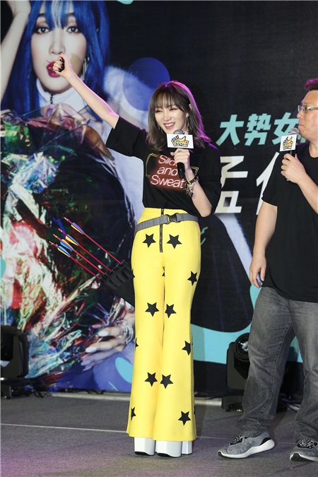 孟佳出席媒体见面会
