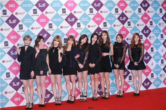 男团EXO、Seventeen、CNBLUE等亮相2016SBS歌谣大战红毯仪式