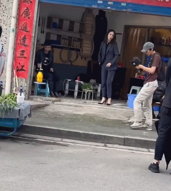 佟丽娅官宣离婚当天仍振作去拍戏 37岁YY真实状态超励志