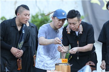 黄渤、於和伟吃鲱鱼罐头