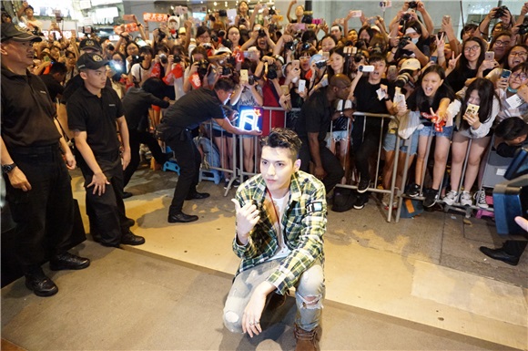 吴亦凡出席信用卡发布会
